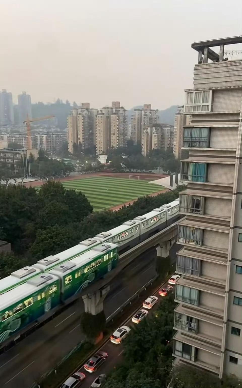 轻轨 我也是被王鹤棣刘耀文追过了宇宙闪烁请注意 重庆轻轨是什么天选偶像剧道具🚟