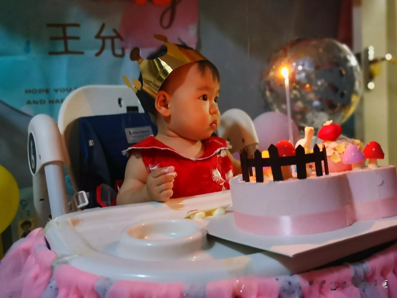 新手宝妈为了给女儿过1岁生日，专门请了一天假来布置场地，买了各种传说中的东西，比