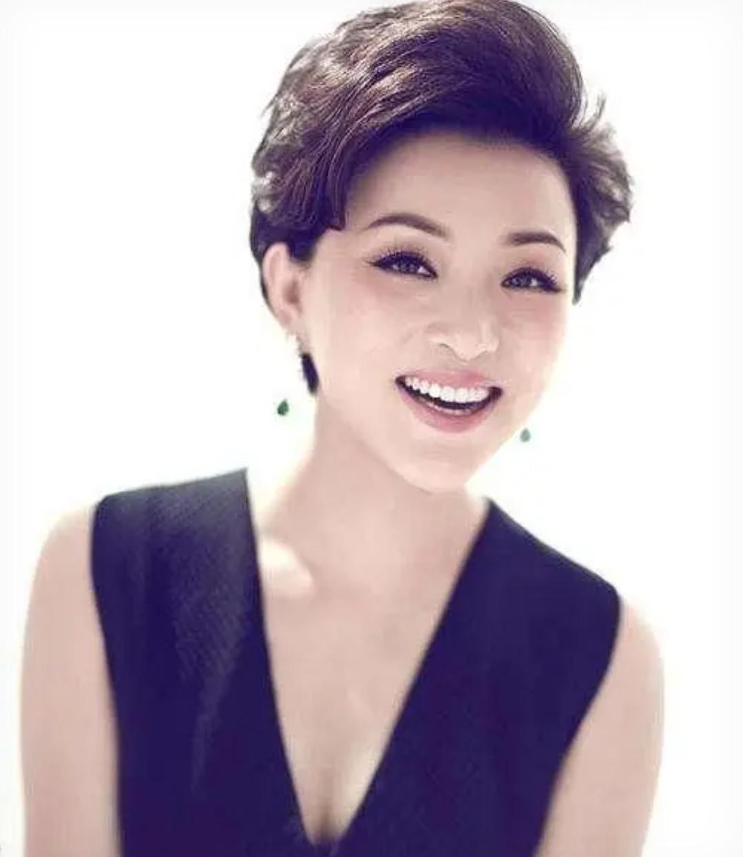 移民传闻真相大白两年，杨澜被央媒点名，原来倪萍一个字都没说错娱乐 明星