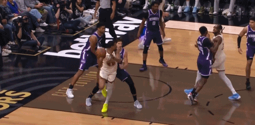 熟悉的味道！库里超远三分直接打停国王！
在今天NBA常规赛勇士对阵国王的第一节比