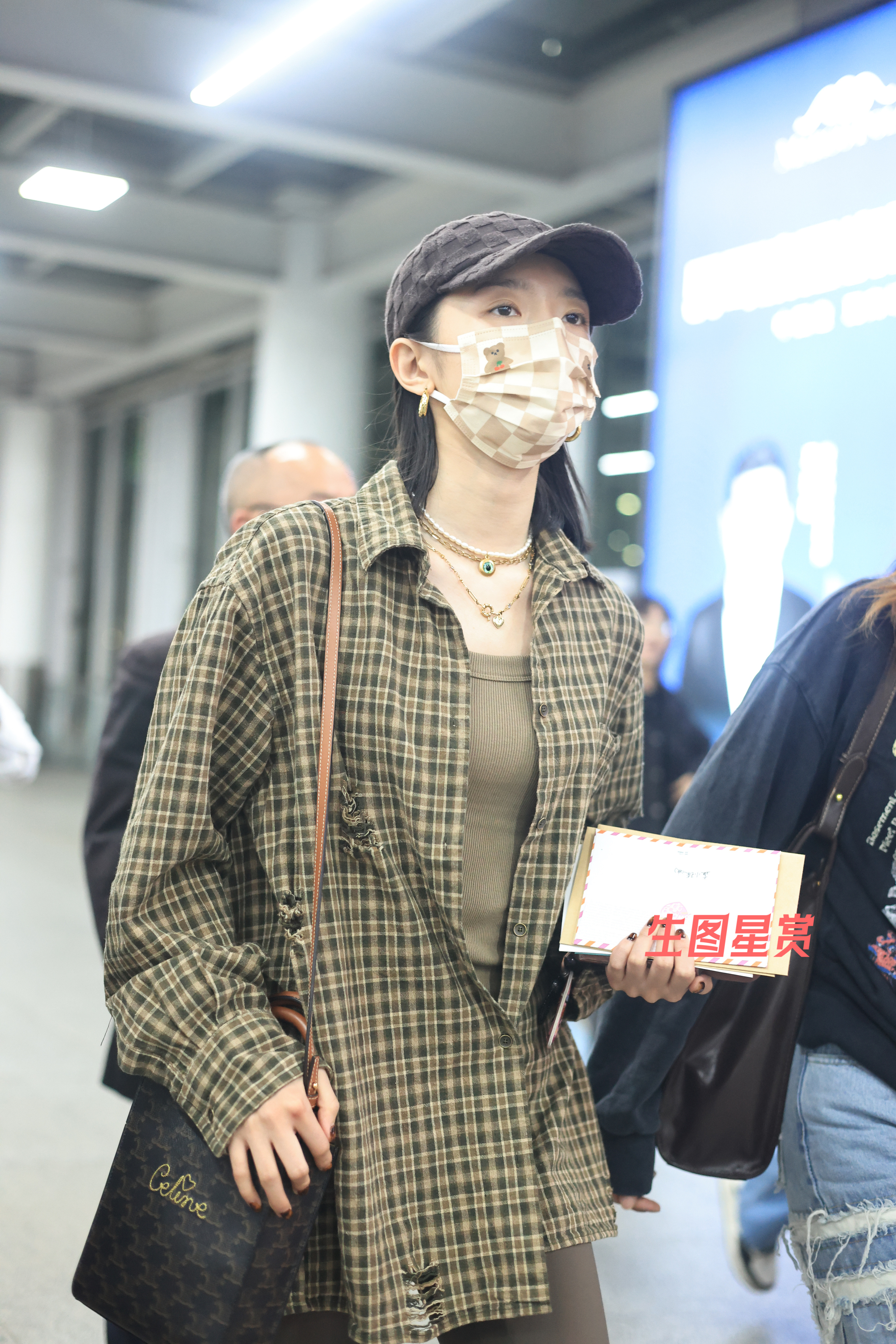 孟美岐昨天深圳到达人气好高，期待美岐的亚洲音乐盛典🎶🎵 ​​​
