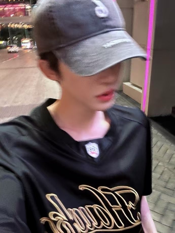 刘宇和应援色娃娃合影 刘宇抱着应援色娃娃的画面氛围感拉满，眼神里藏不住的温柔，就