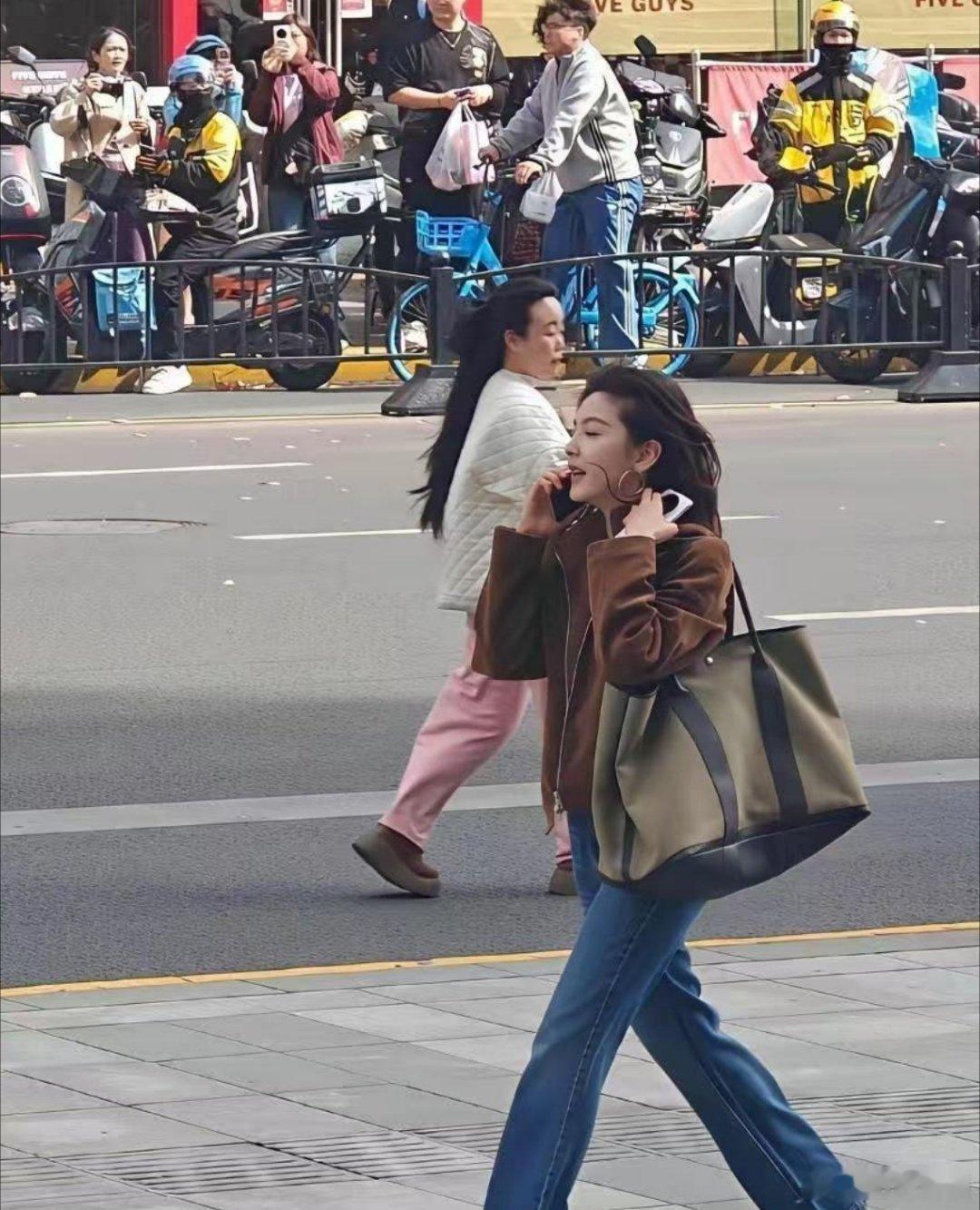偶遇章若楠就懂了，明星的淡颜在现实中的冲击力有多大  咸宁·月牙湖公园