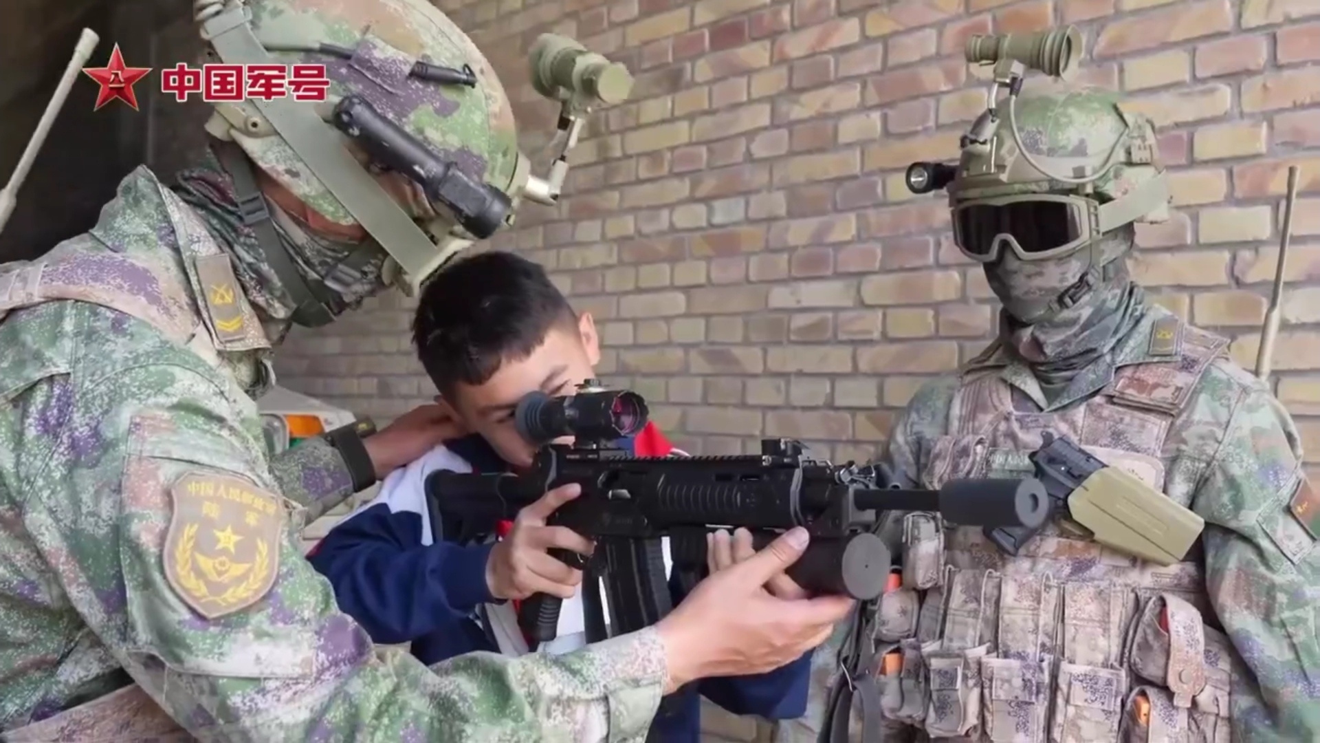 近日，新疆军区某团举办军营开放活动，驻地师生走进军营，参观营区环境，近距离接触武