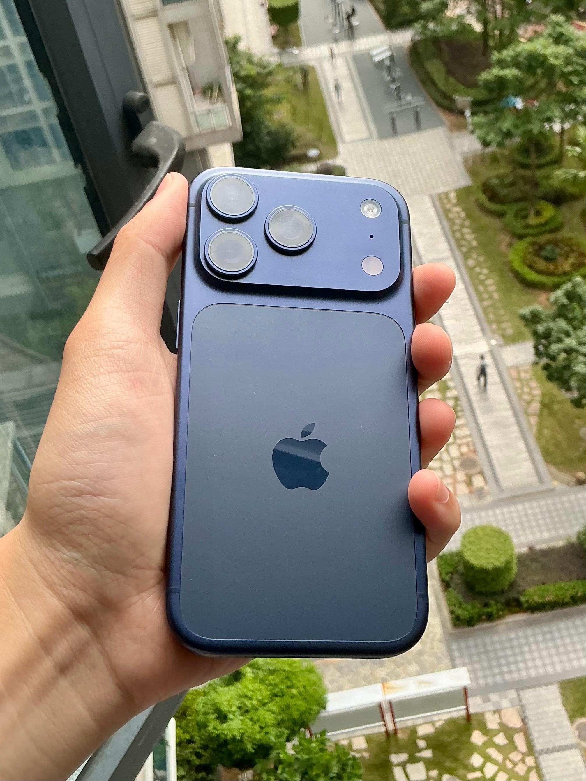 今年的iPhone17系列又是蓝色最万人嫌，早早现货，早早就开始破发跌价。我研究