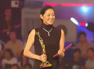 1993年，51岁的赵忠祥，反对34岁的倪萍参评正教授，他拍着桌子喊：“我当主持