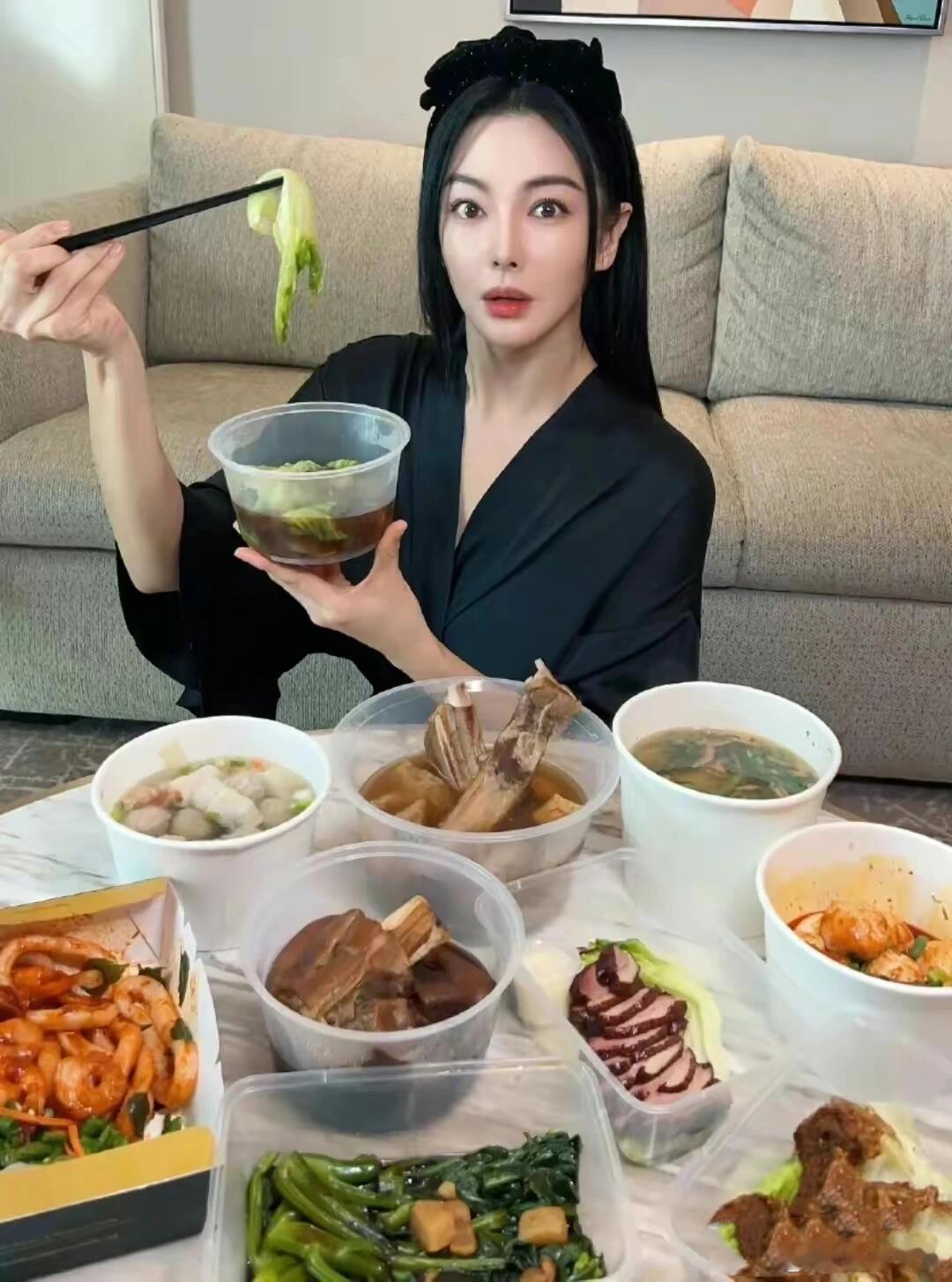 张雨绮大方晒赘肉，坦言享受美食 ​​​