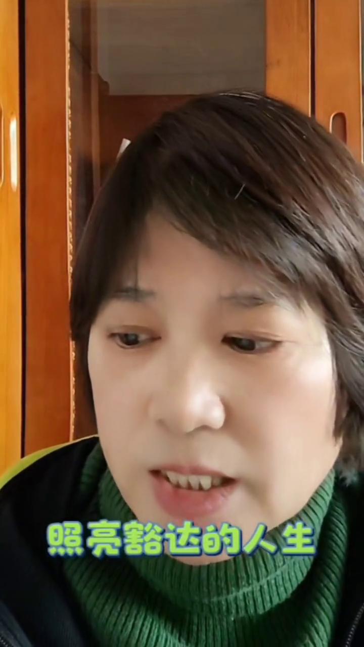 大家还记得那个竹杖芒鞋轻胜马，谁怕？一蓑烟雨任平生的苏轼吗？他那乐观豁达的人生是