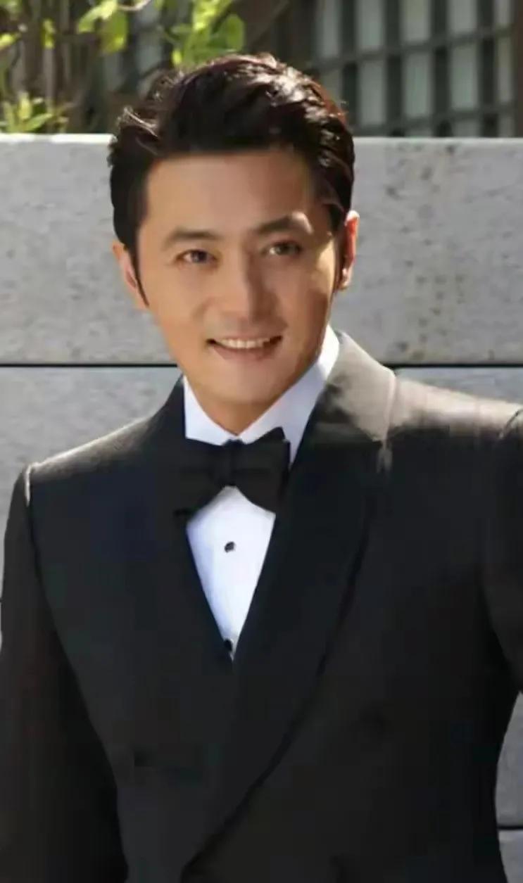 他的韩国一哥的地位真的是谁都无法撼动的，韩国是一个出俊男靓女的地方，男人都很帅，