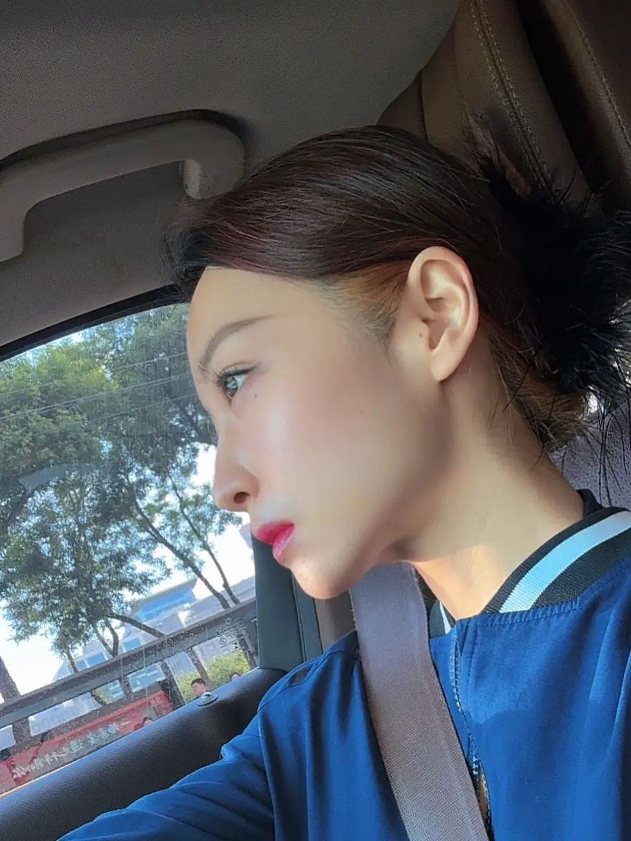 妈妈给的下颌线爸爸给的鼻子大夫给的双眼皮。
