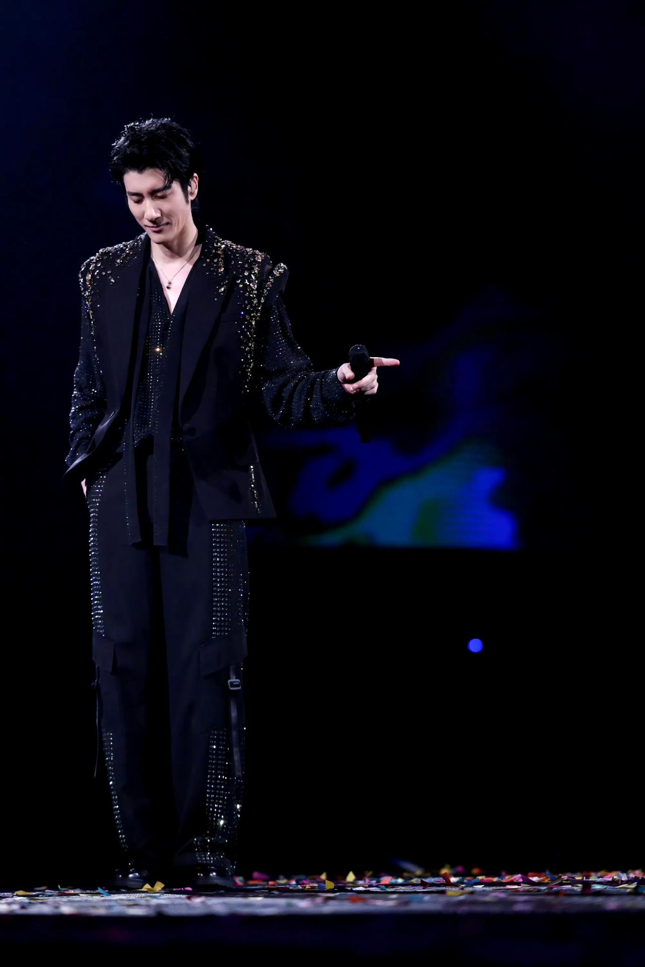 王力宏演唱会这波真的杀疯了！高清镜头怼脸拍，轮廓分明得像漫画里走出来的，眼神亮得
