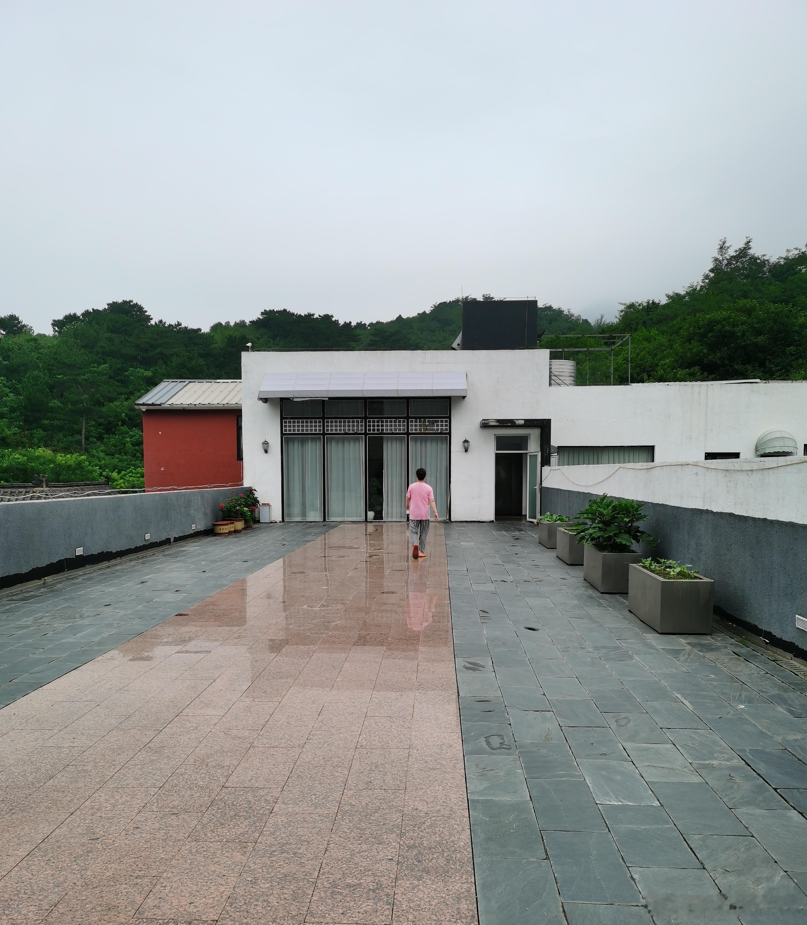 生活手记 早晨在露台锻炼走了七千多步，郊区空气清新，没有喧闹人群，安静！我昨天一