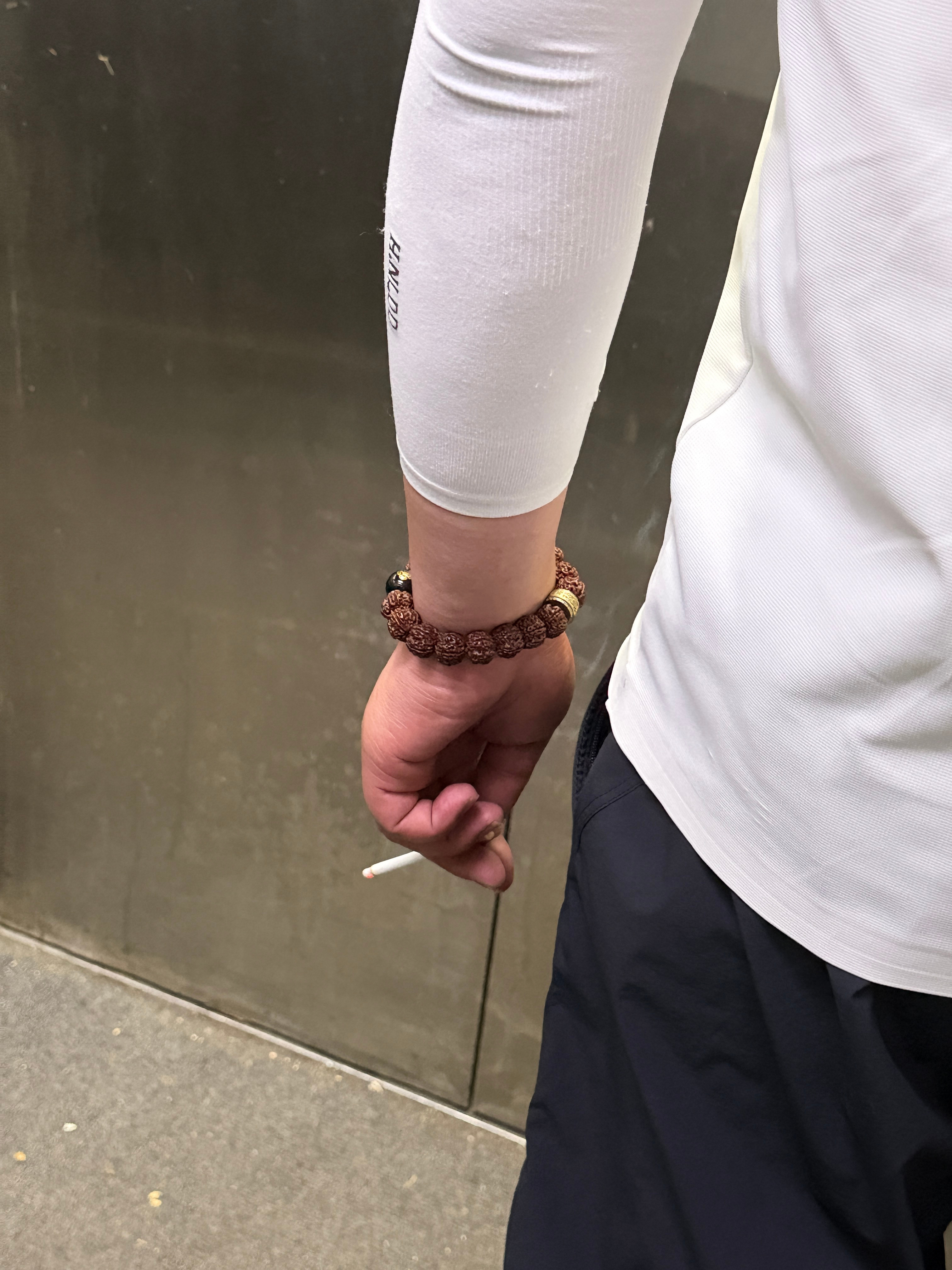 电梯上抽烟真的很没素质了 