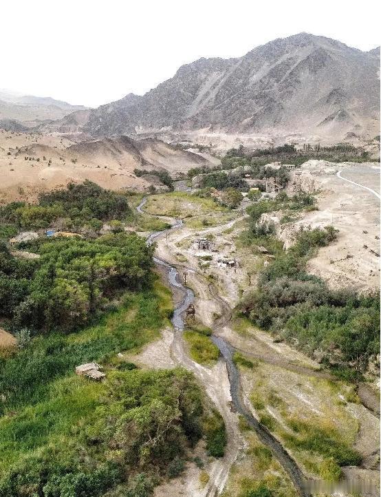 阿克塞多坝沟胡杨峡作为小众西北取景地，阿克塞多坝沟胡杨峡总能带来意外惊喜。整条峡