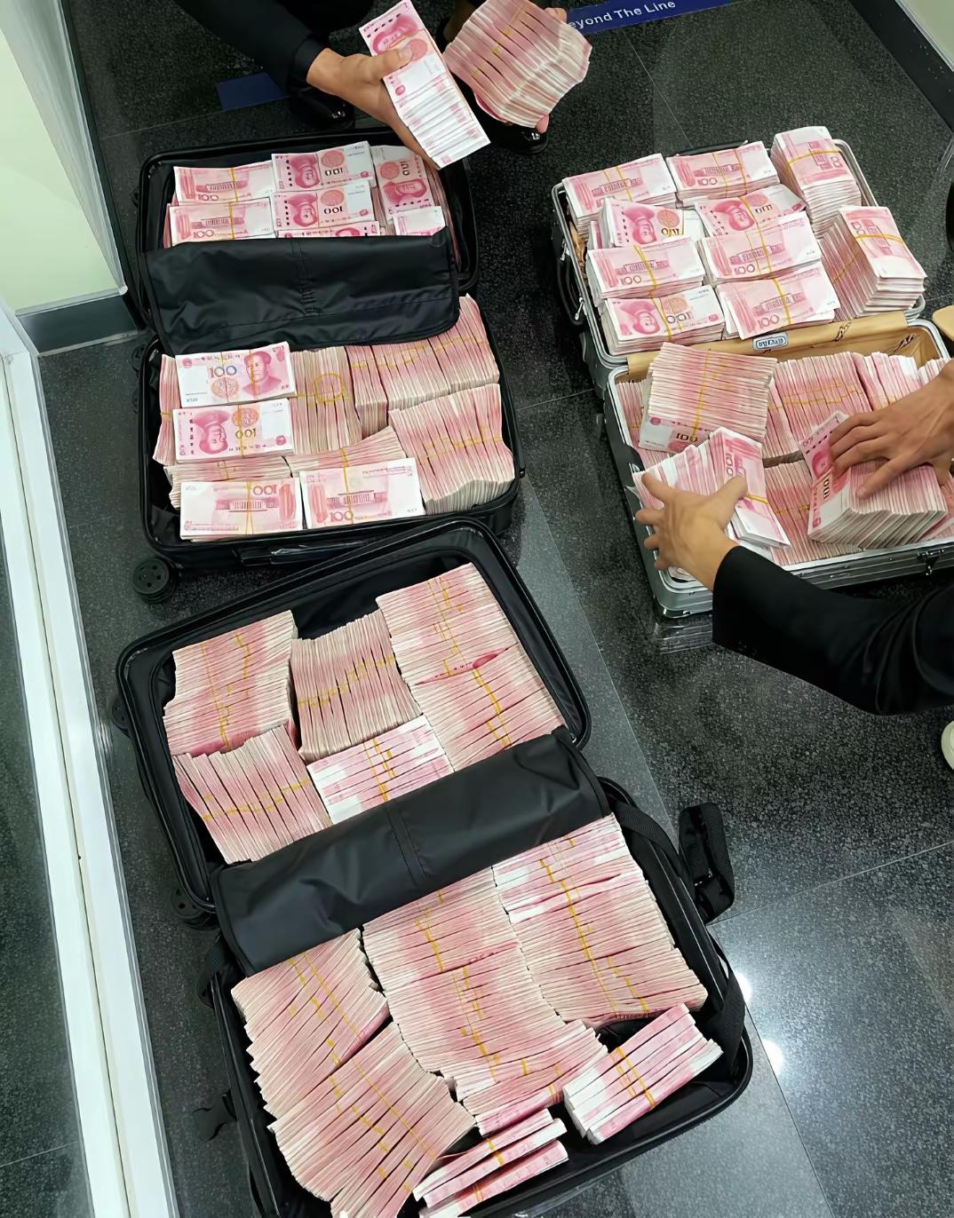 打工人月薪三千，副业月入五万，他们靠啥翻身？

现在很多人觉得赚钱不容易，工作说