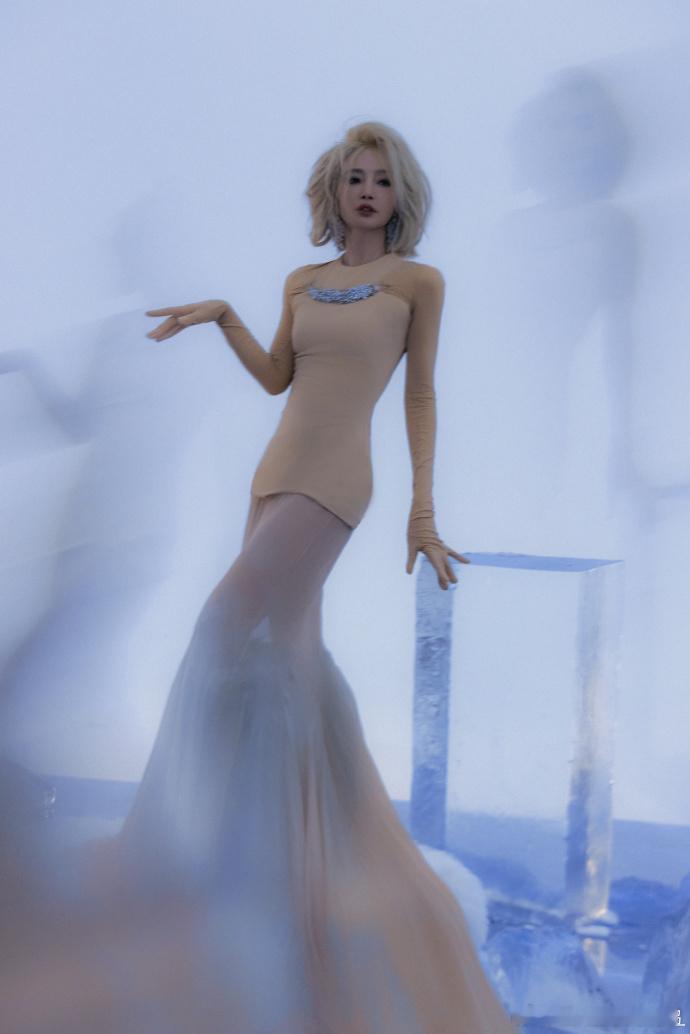 朕从未见过这样的李冰冰以前觉得李冰冰是温柔挂的气质美人，走的都是优雅大气的路子，