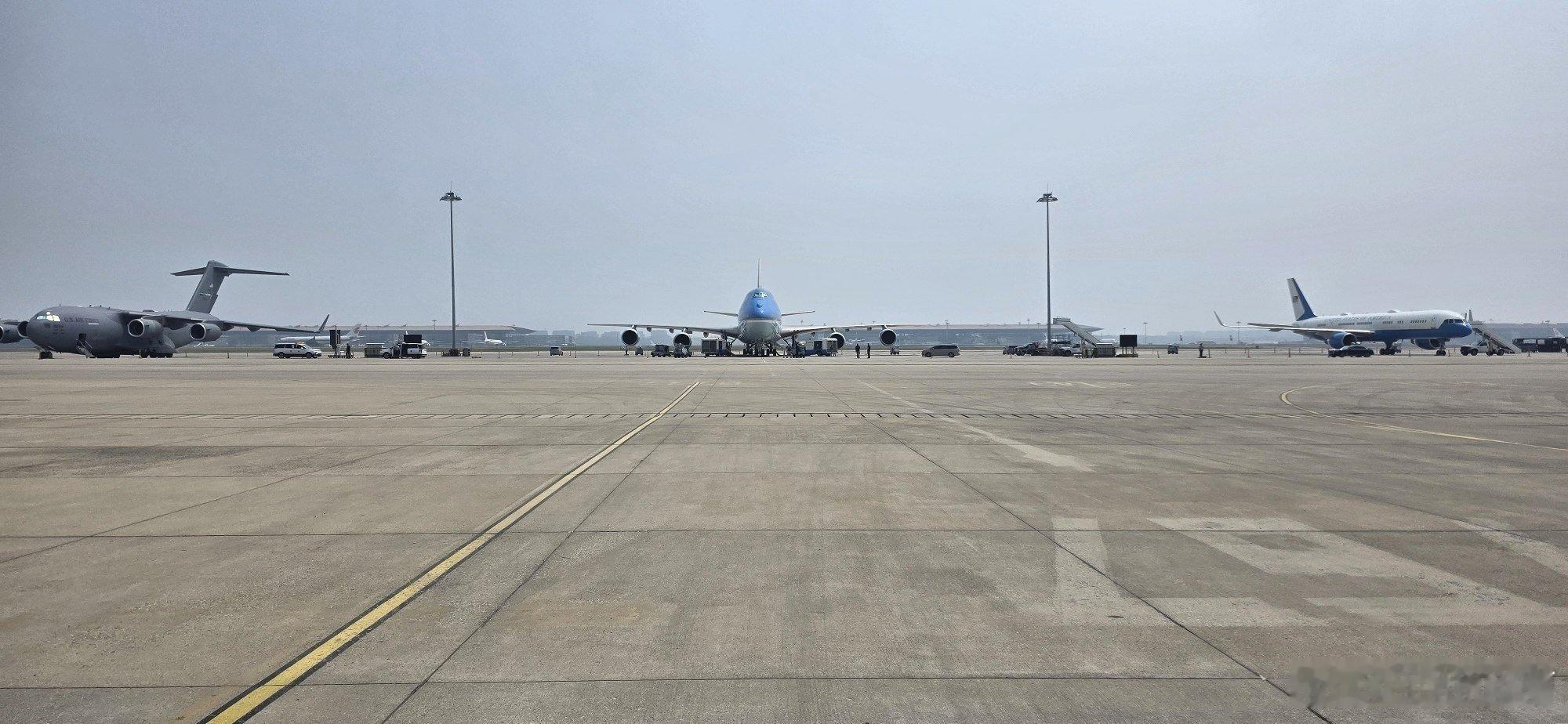 空军一号仍然停在北京机场里估计做了个例行检查维护，等着明天把特朗普送走了特朗普访