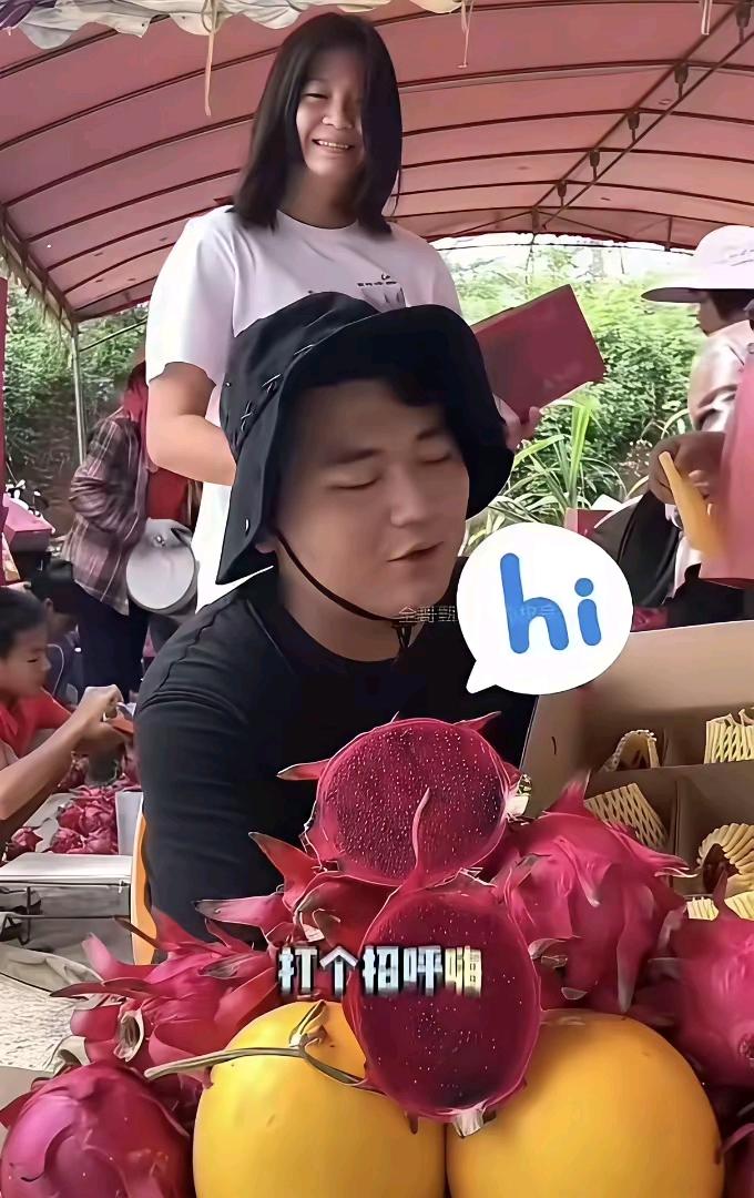 刷到全红婵回老家帮哥哥打包火龙果的视频，瞬间被戳中了——小姑娘扎着高马尾，额前碎