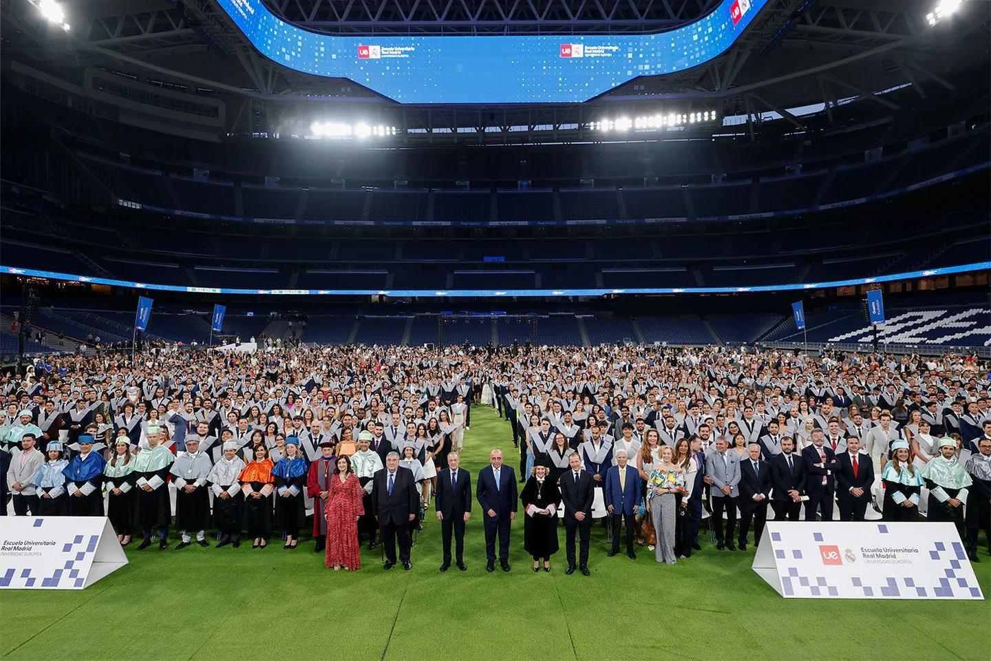 欧洲大学皇马学院第19届毕业典礼在伯纳乌球场举行。🎓halamadrid ​​