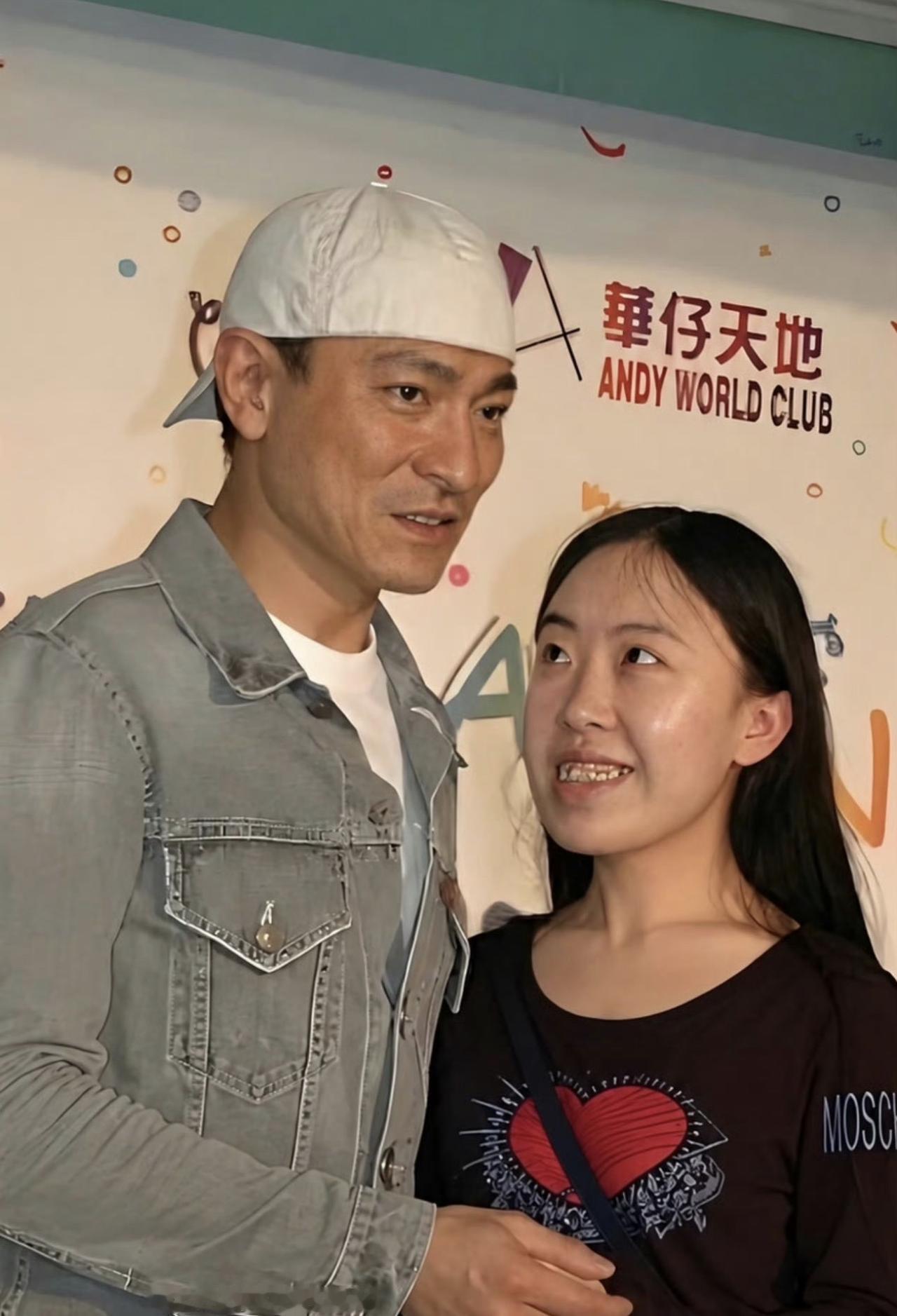 哎我去！你敢信？当年要死要活非得嫁给刘德华的疯狂粉丝杨丽娟如今在超市当服务员了！