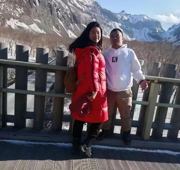 于娜的老公站台阶上。都比她还矮半个头，长相也是一般，跟帅不沾边，这个男人肯定有自
