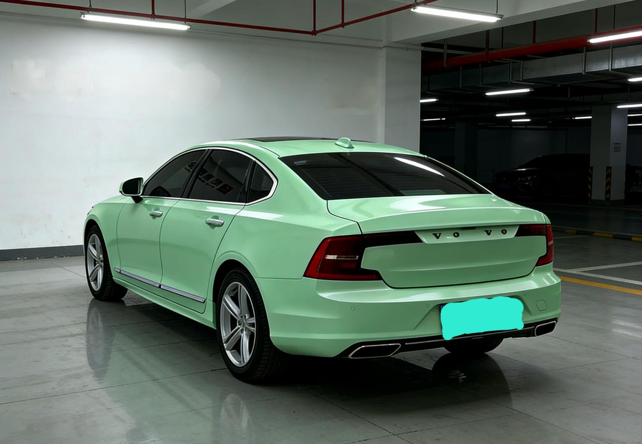 轿车的优势就是车身姿态比较低，
车身比较轻，而且它的发动机出力点比较靠前。所以轿