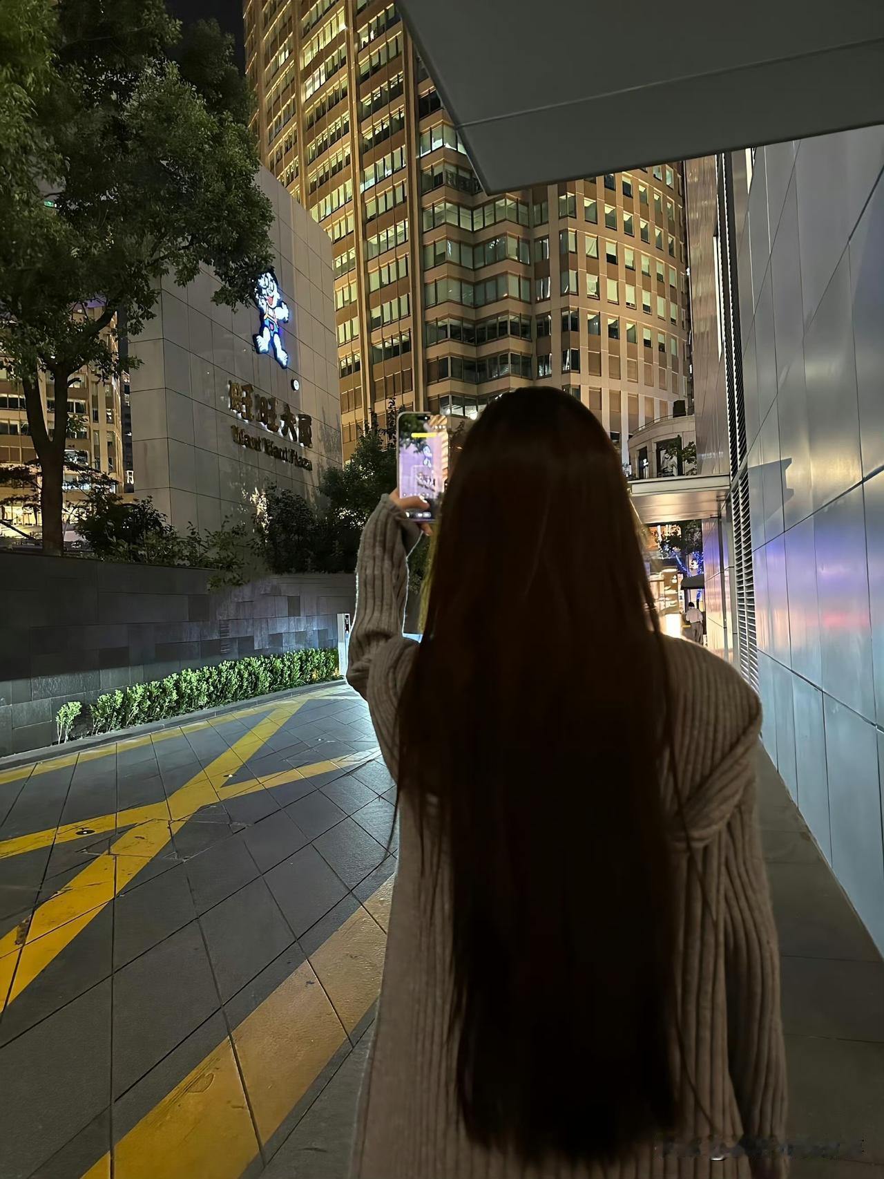 未完成的答案
 
风掠过荒原时从不说理由，月光漫过窗台时从不问归途。这个世界藏着