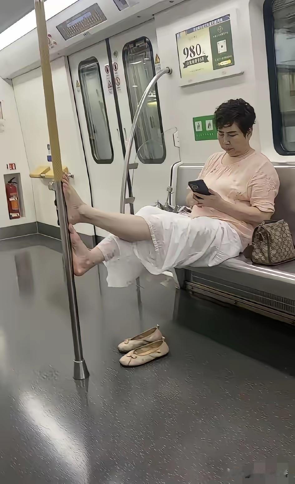 近日，武汉地铁上这位大妈，火遍全网！
大妈这是把地铁当成了自己客厅，座椅是沙发，