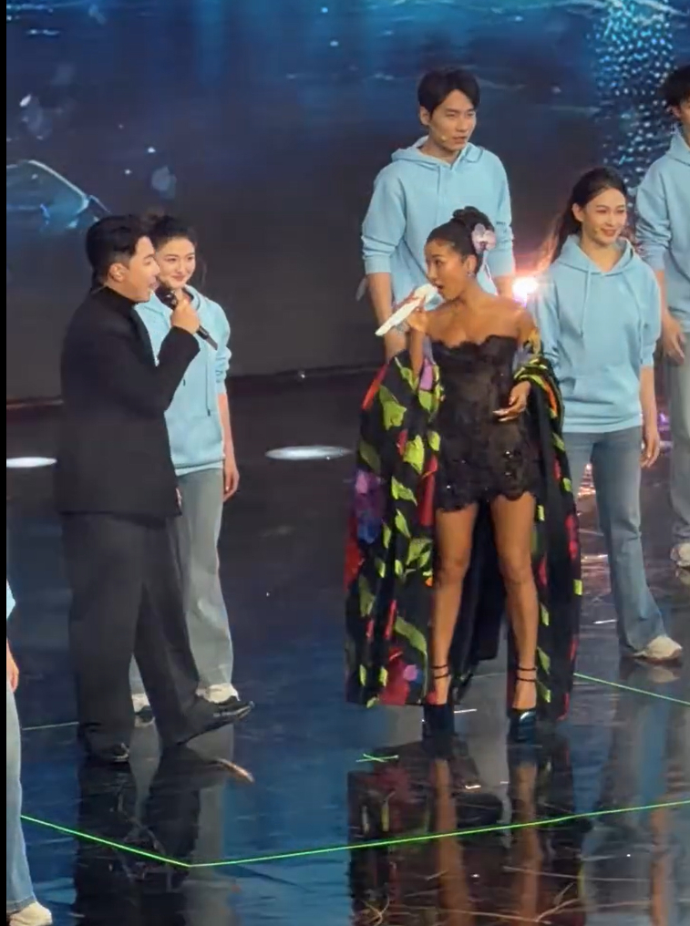当吉克隽逸遇上奥运冠军任子威，同台合唱《即刻出发》，这跨界合作简直绝了！女歌手的