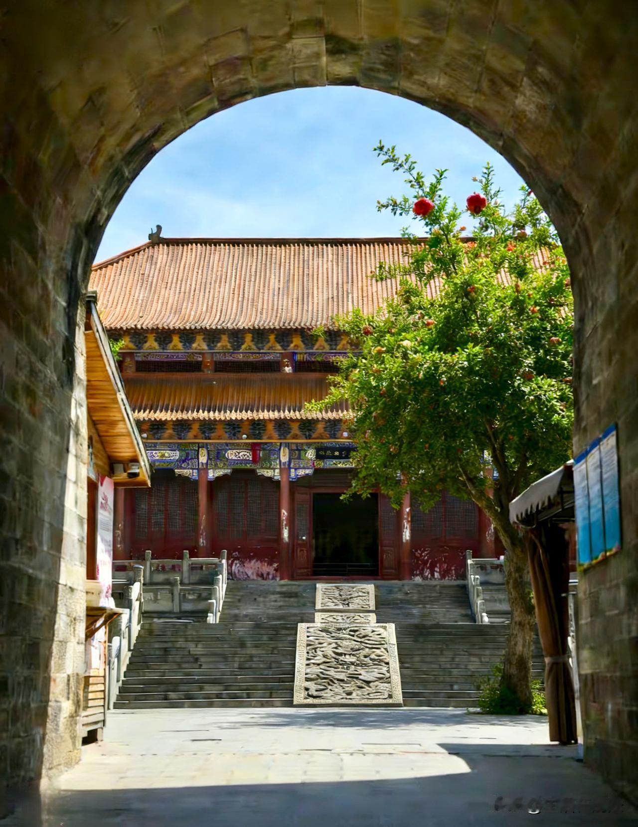 榴花开处照宫闱。
不能细想。七八年前，去贵州安龙县参观南明最后一位皇帝永历帝的皇