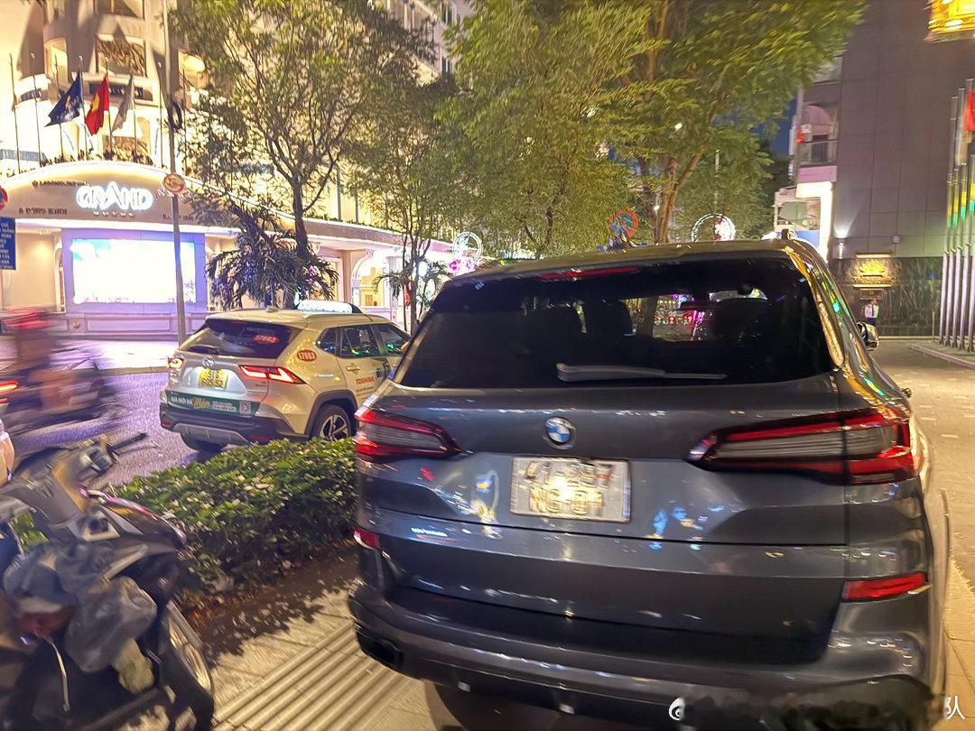 再来说一说越南 的车牌，白色是普通，黄色是营运，蓝色是政府，红色是军队；白底带红
