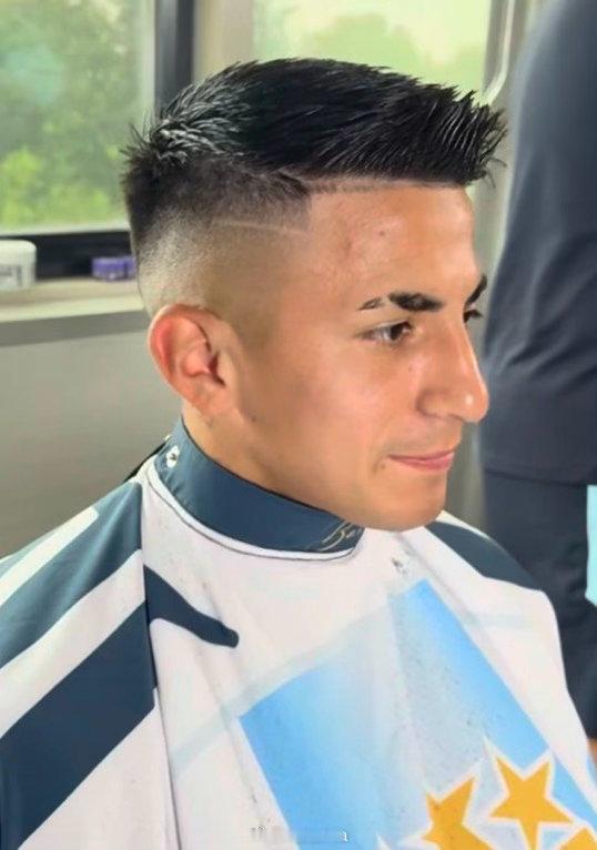 阿根廷球迷俱乐部  世界杯决赛前：理发明志💇😄蒂亚戈-阿尔马达 