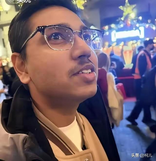 很多印度人在接受采访时，满脸得意地说：我们来东方大国，感觉自己像上等人，在这里有