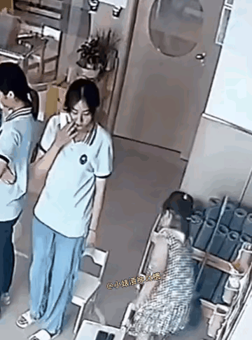 这个小朋友的动作是够快的了，在老师的眼皮底下把小椅子拿走，老师居然没有发现，结果