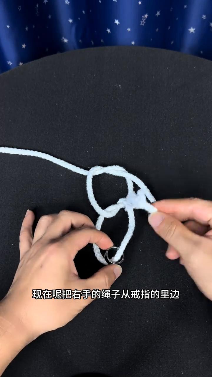 魔术：圆环脱落。
大家好，视频中的铁环逃脱术非常的简单，大家仔细看，接下来全是重