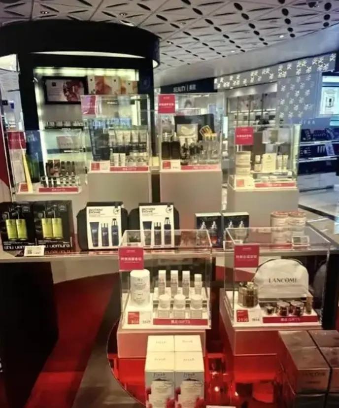 兴冲冲跑去海南
以为封关了能捡个大便宜
结果到了免税店
直接被现实上了一课

没