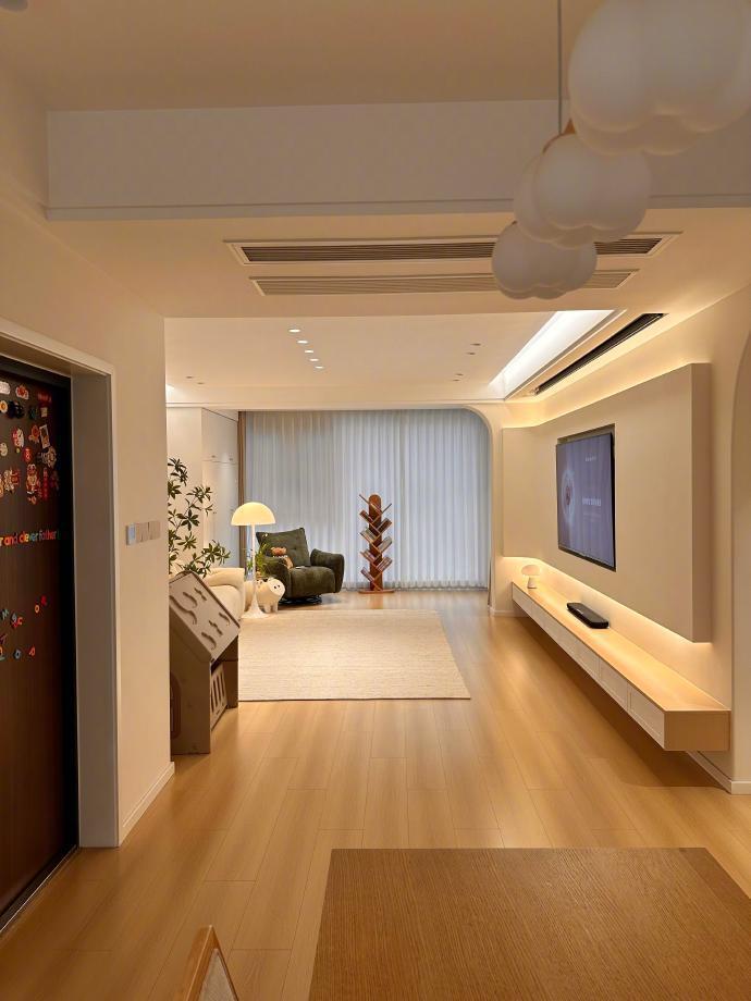 房价9年内一定会大涨一次。
现在很多觉得房价涨不起来的原因是：人口减少，老人去世