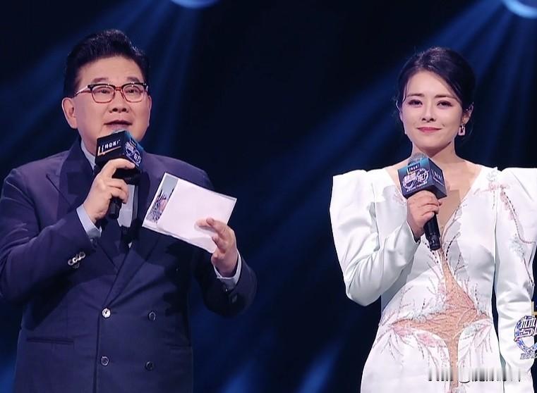 曹可凡、陈辰和林海三位主持人就像定海神针一般。东方卫视每档大型晚会只要出现这三位