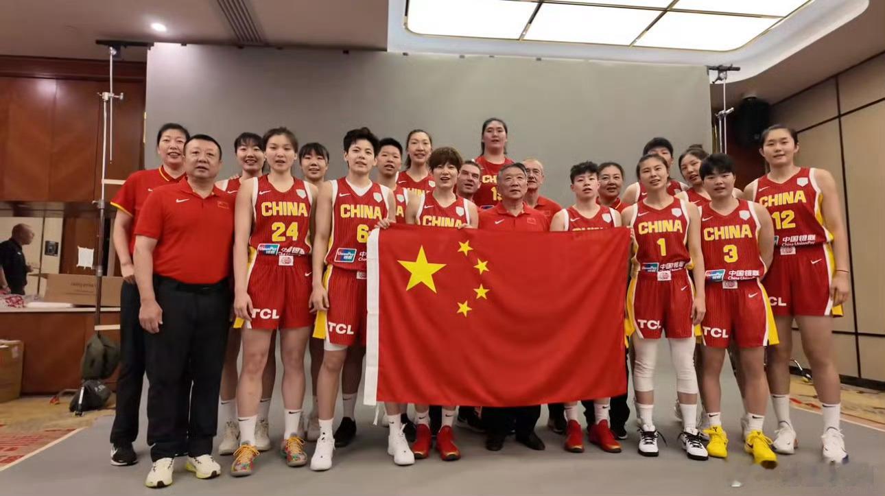 杨舒予[超话]2025女篮亚洲杯杨舒予 中国女篮大合照，亚洲杯加油！ ​​​