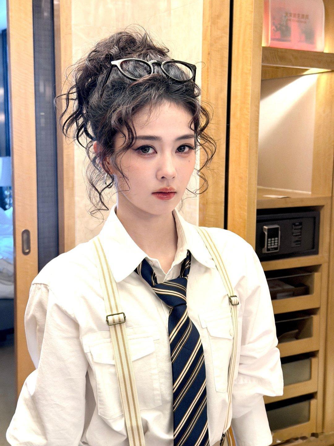 白鹿画了眼下痣白鹿卷毛眼下痣白鹿wink这一下 白鹿wink这一下真的甜到心巴上
