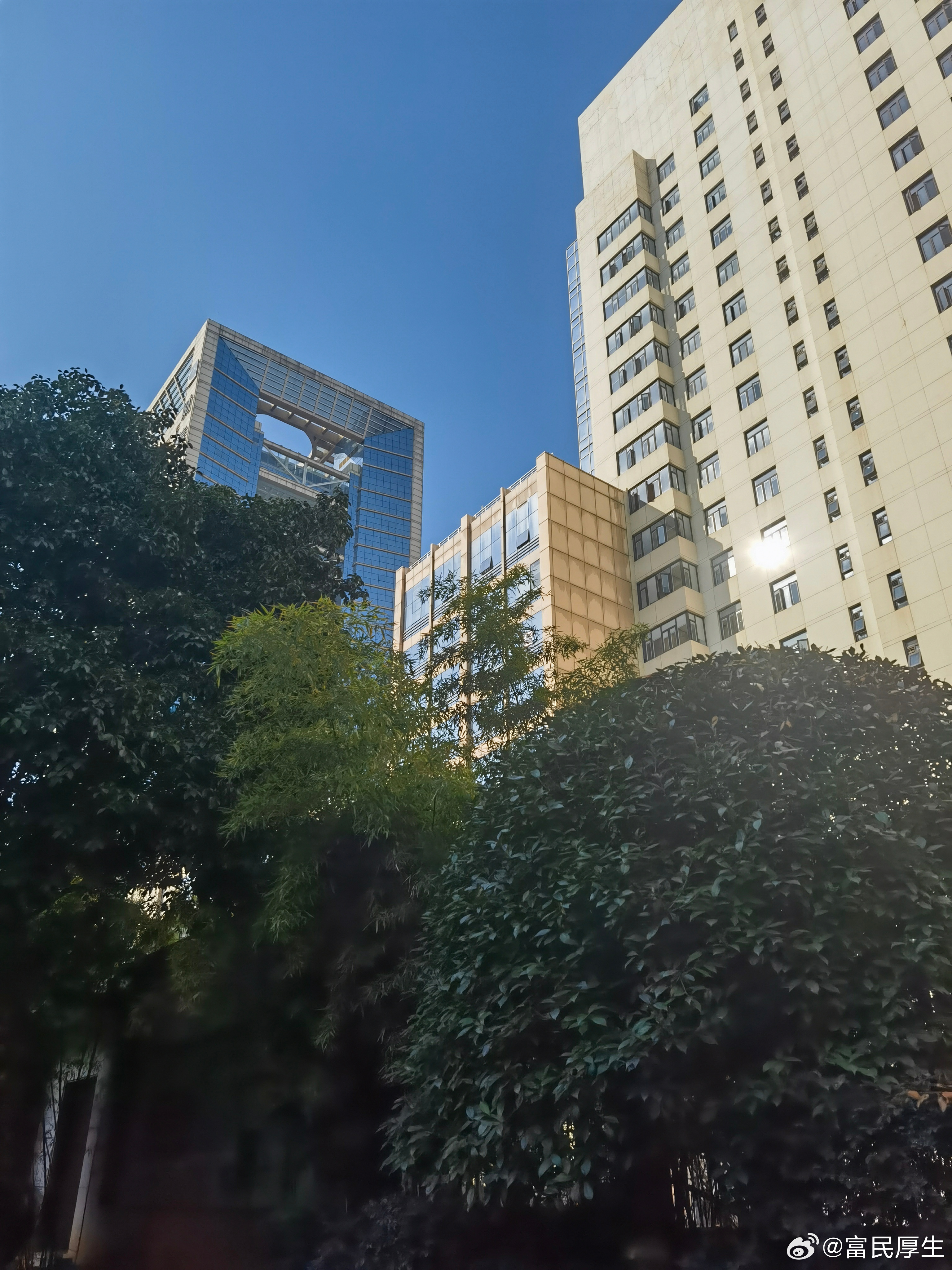 关于化解债务风险的冷思考当一家房地产企业的资产负债率高达83.7%，当一个县的财