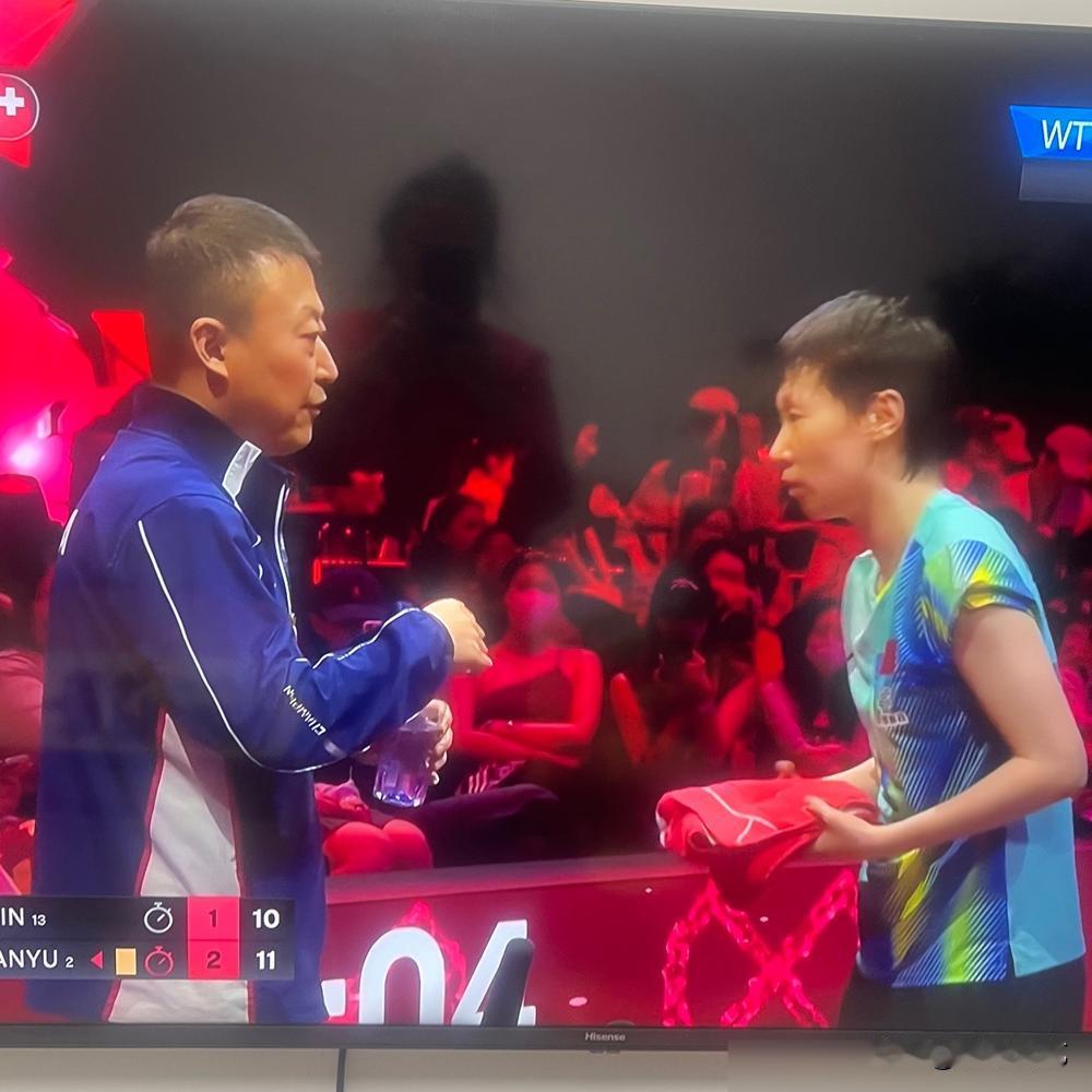 别再瞎说国乒无敌了！王曼昱差点栽了，这场球，打得真让人心跳加速！新加坡大满贯，国