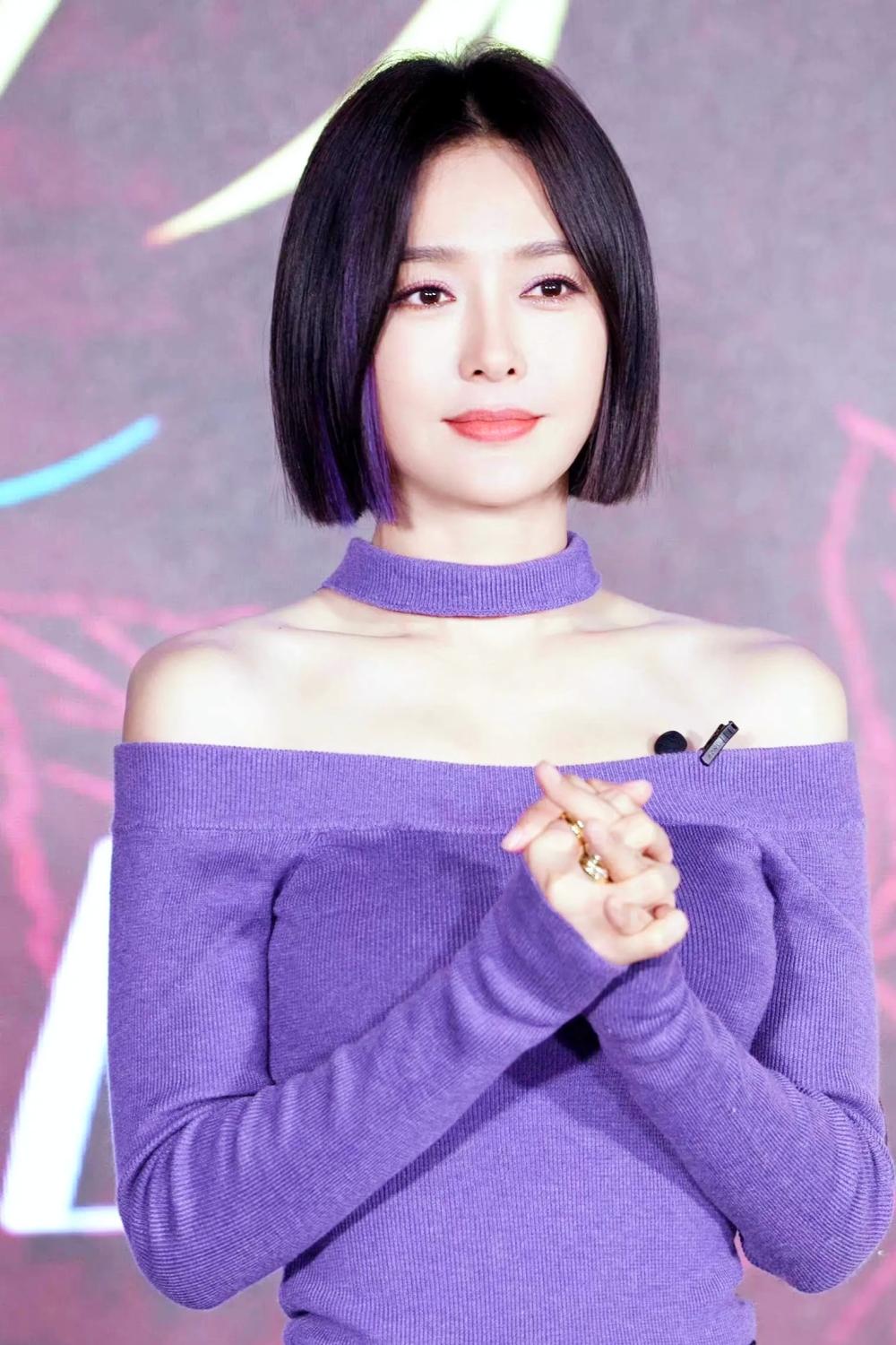 演员秦岚说：“我爸妈只有我一个女儿，在我父母离开的时候，在追悼会上，我一滴眼泪都