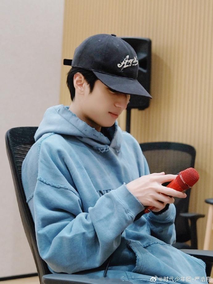 #严浩翔蓝色卫衣练习室随拍##严浩翔蓝色连帽卫衣随拍# 严浩翔穿着蓝色连帽卫衣，