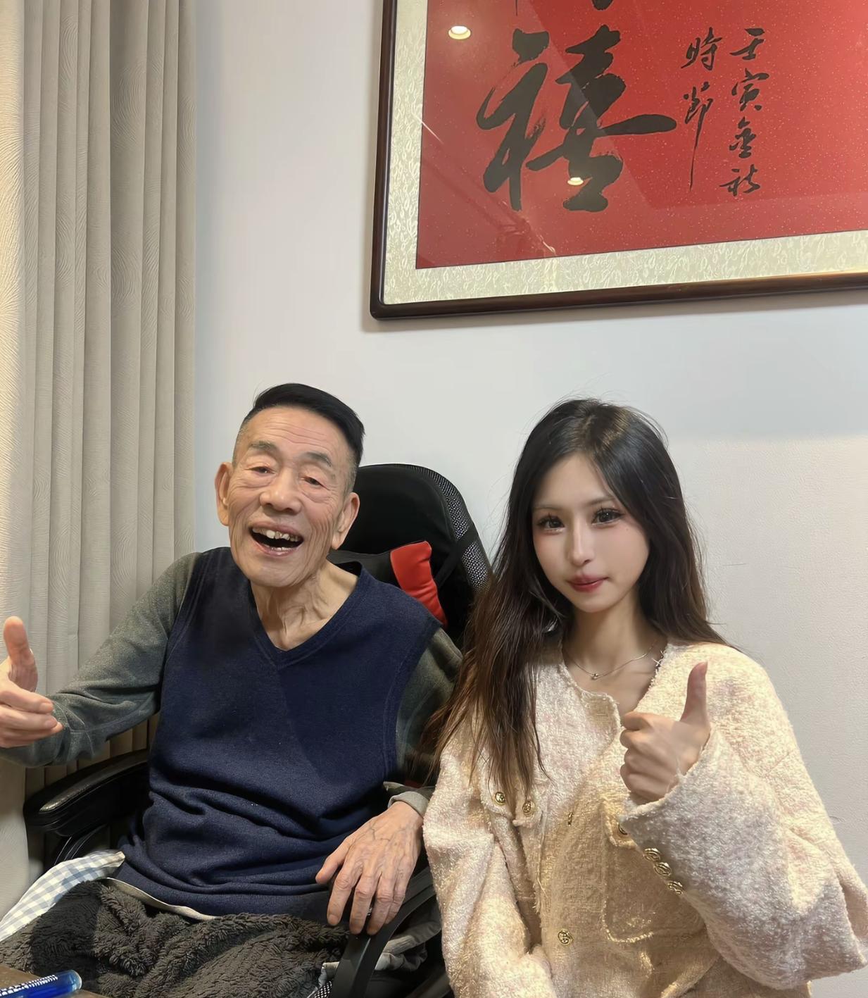 这是我女儿与相声大师，杨少华的一张珍贵的合影。时间过得太快了，不知不觉杨少华老师