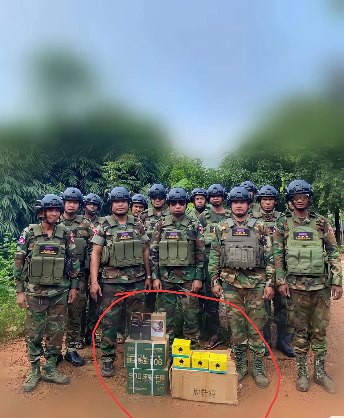 这个厉害了，原来柬埔寨的军人吃的食物全是我们国内进口的，上面都写着中文“900压