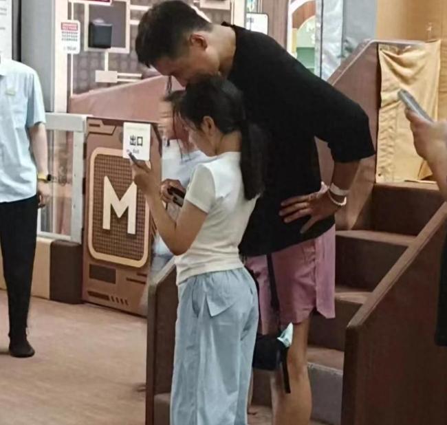 天津剧院散场画面曝光！董璇女儿登台演出，高云翔开宝马等候接走小酒窝，父女越长越像