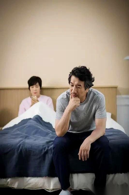 他把手机“啪”一下拍在桌上，屏幕亮着，上面的聊天记录像一排尖牙。
他死死盯着她，