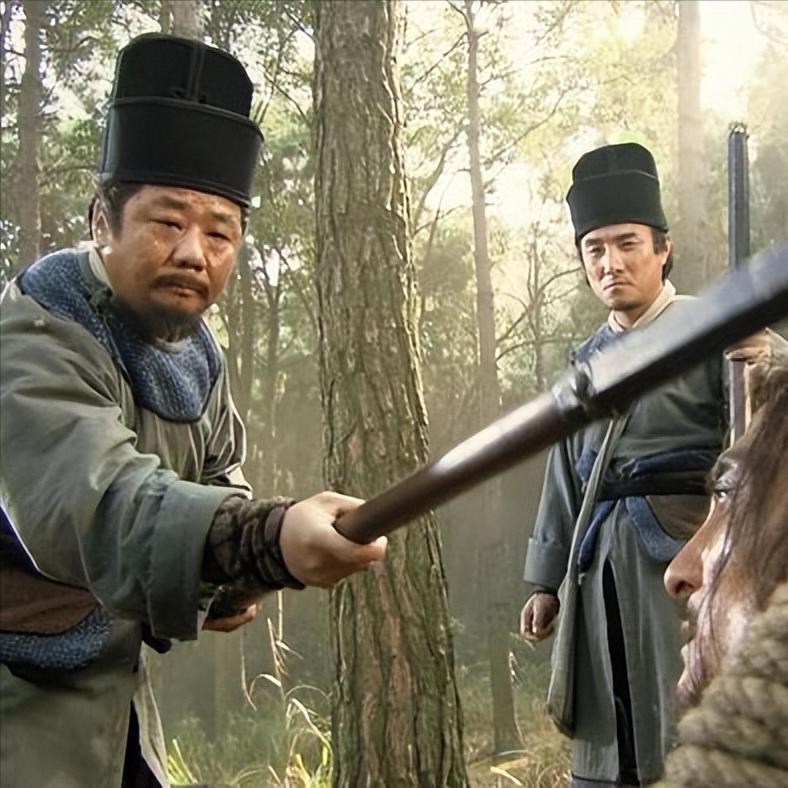 评书演员，王玥波说，施耐庵写书，笔墨从不浪费，写董超薛霸两个人，先是害林冲，后来