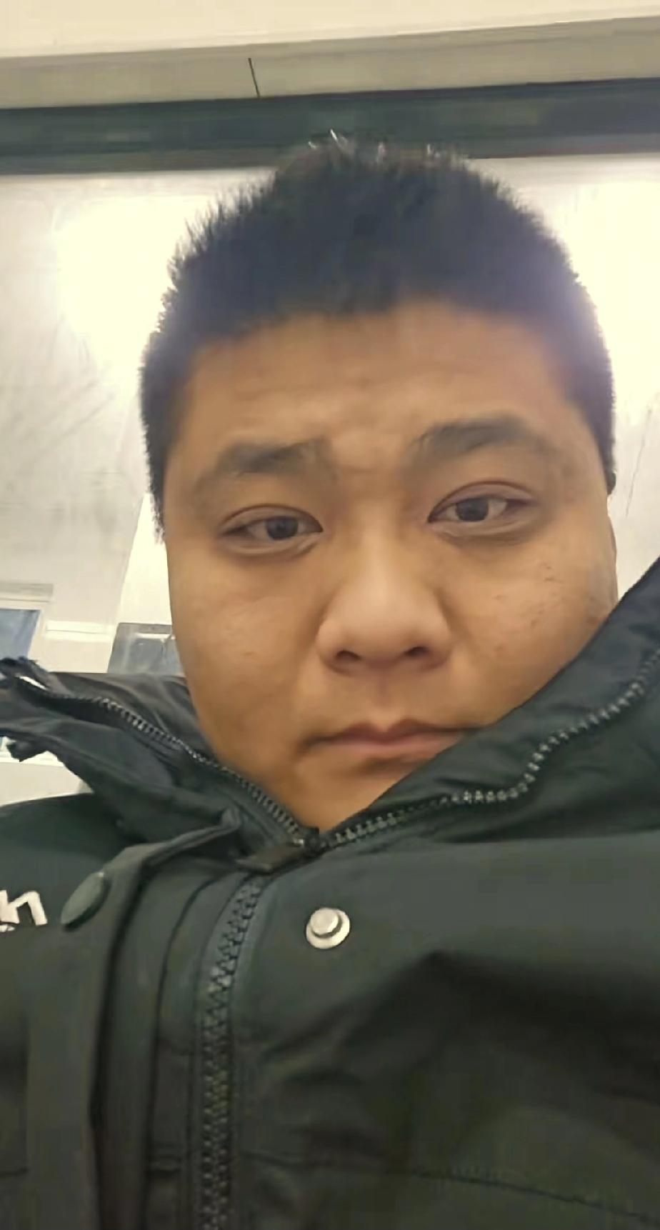 朱进终究是没扛得住生病了，原本定在7点开始的直播我因为打点滴推迟了，有人说他拿和